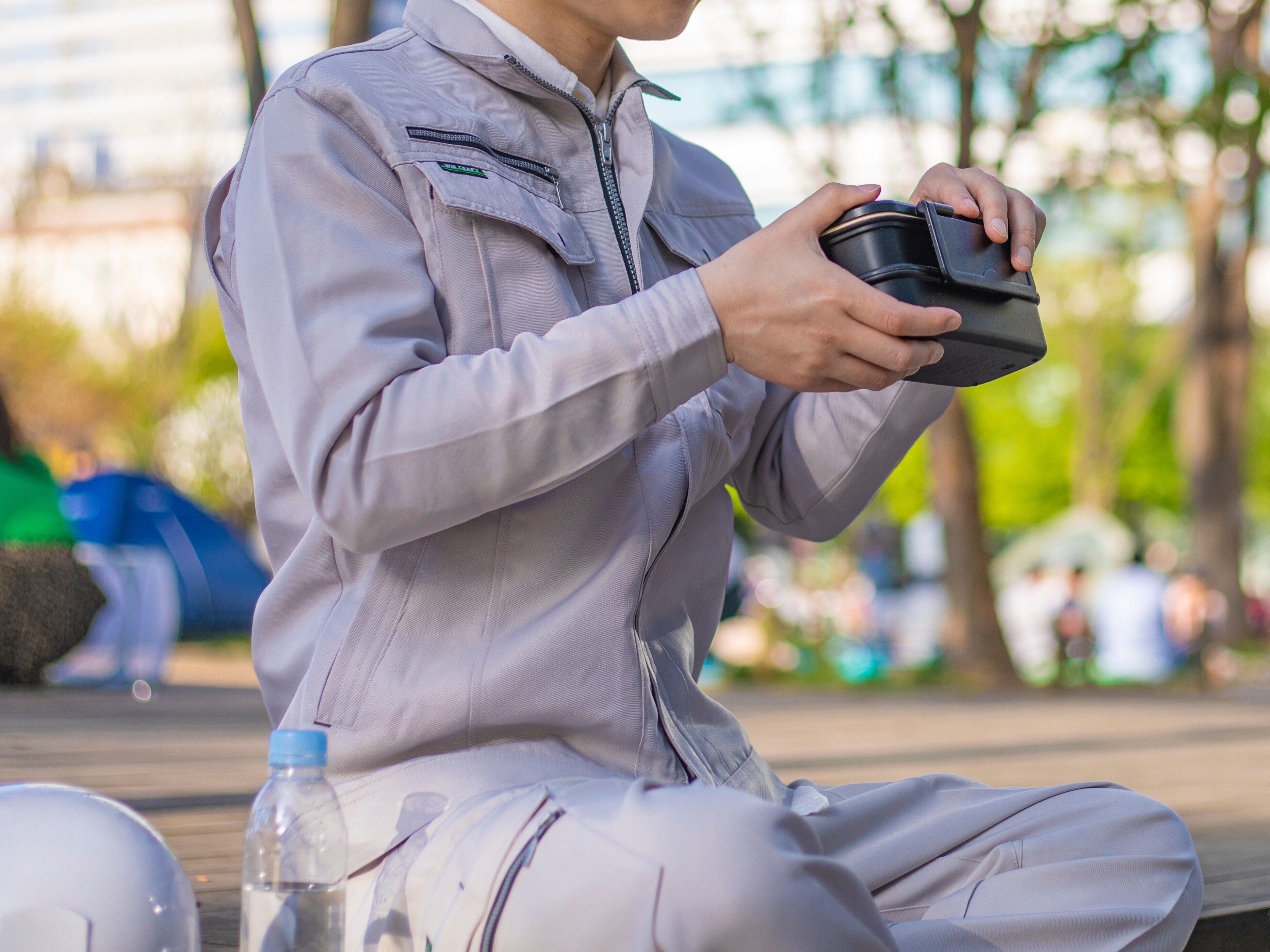 休憩する作業員 / 弁当を食べる作業員