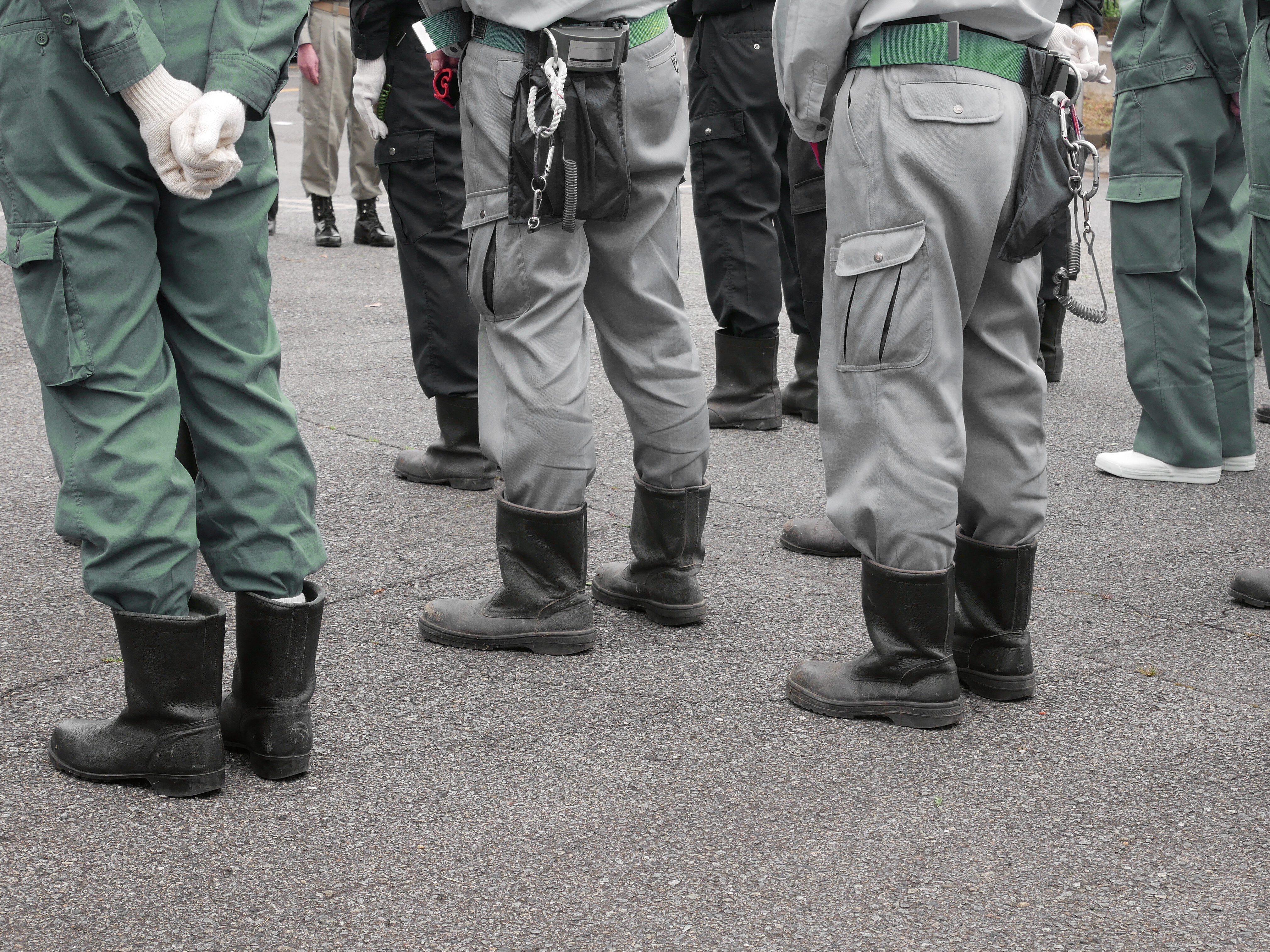 工事現場のミーティングの風景、作業着を着た